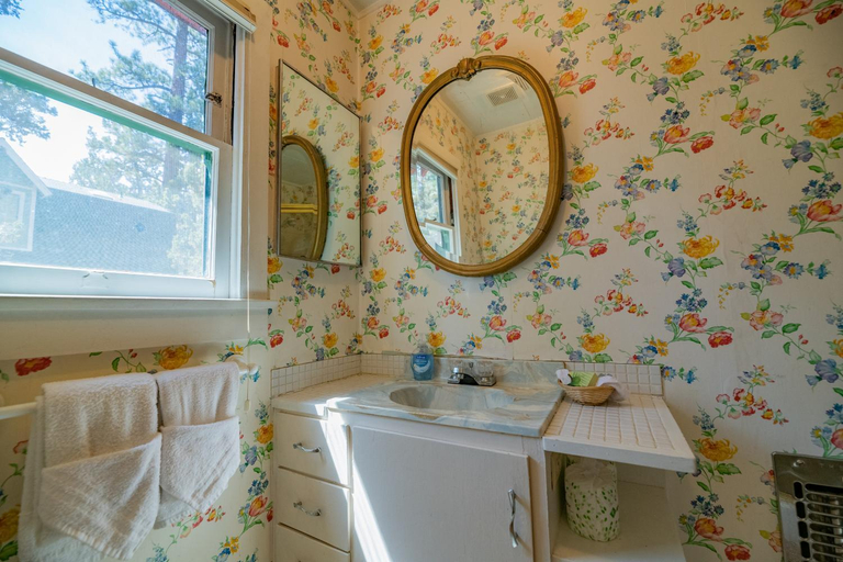 Bathroom 3, Nana's Cottage Retreat, San Bernardino