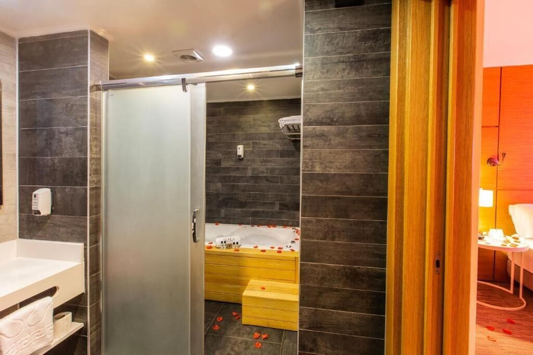 Bathroom 3, Kuhla Hotel, Yomra
