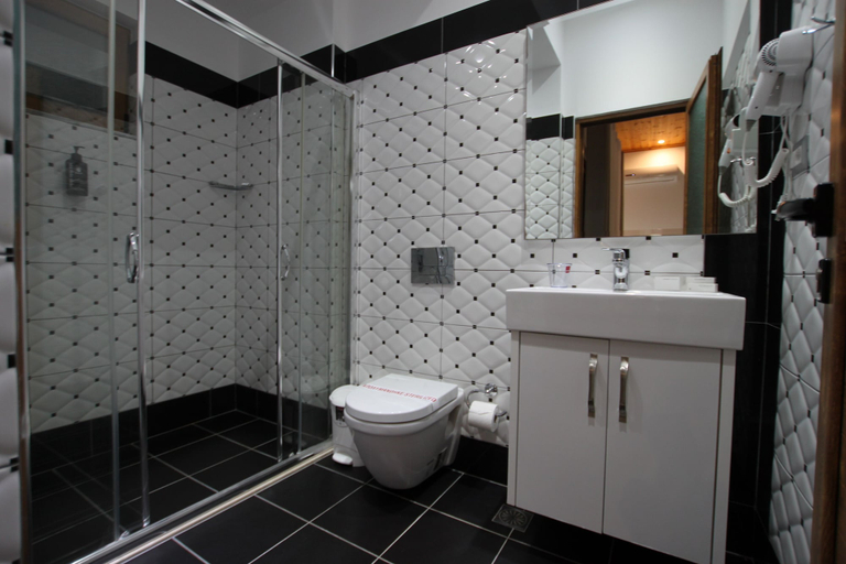 Bathroom 3, ORCHIDS Hotel, Sarandës