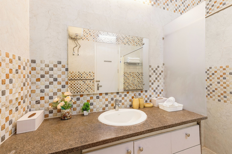 Bathroom 3, Alaya Stays 3 BHK with Pvt Pool-Daffodil, Delhi