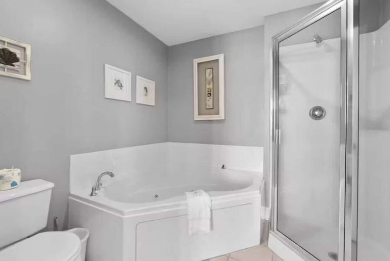 Bathroom 5, Lighthouse 513, Baldwin