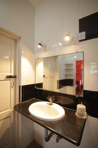 Bathroom 3, Holi-Wood Guesthouse, Puducherry
