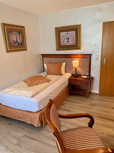 Bedroom 3, Boutique Hotel Goldene Henne, Wolfsburg