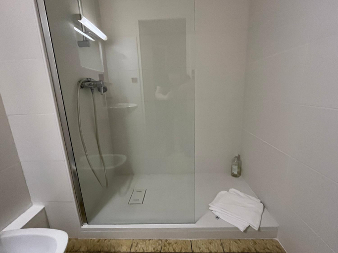 Bathroom 4, Hotel Restaurant De La Paix, Gers