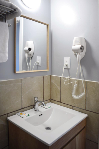 Bathroom 2, Elect Inn 5, Stormont, Dundas and Glengarry