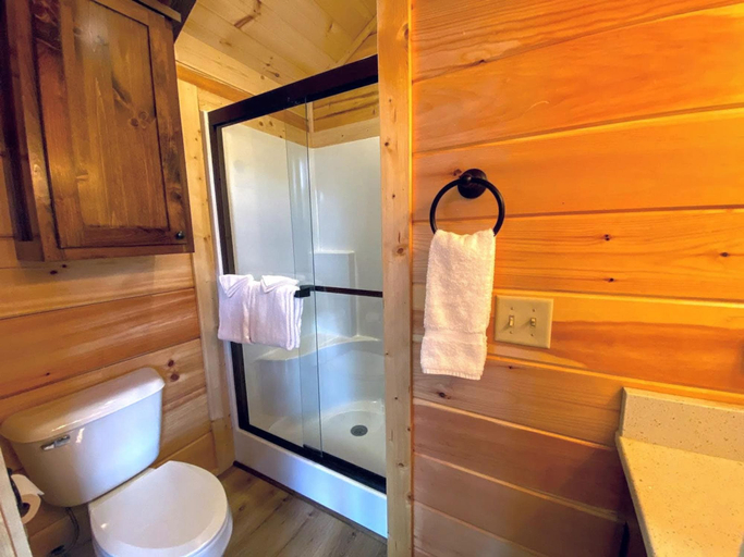 Room 3, B11 NEW Awesome Tiny Home With A C Mountain Views Minutes to Skiing Hiking Attractions, Coos