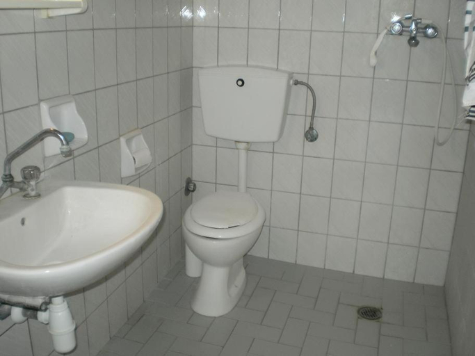 Bathroom 3, Ktena Apartments, Thessaly