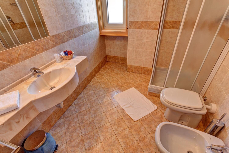 Bathroom 5, Relais des Alpes, Torino