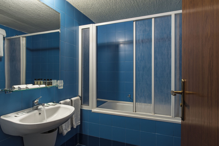 Bathroom 5, Hotel Pirin, Bansko