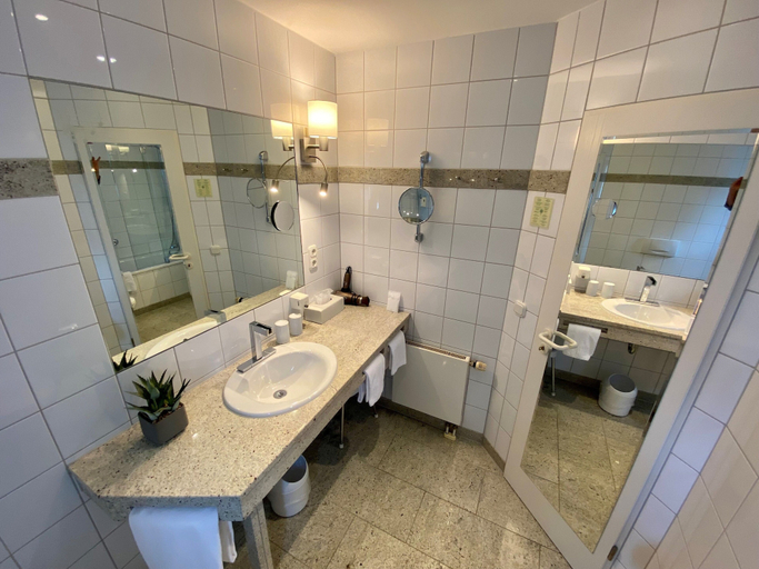 Bathroom 5, Malerwinkel Hotel, Rheinisch-Bergischer Kreis