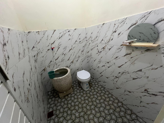 Bathroom 5, Villa Queena 4 Kamar Tidur (5 Bed) , Mojokerto