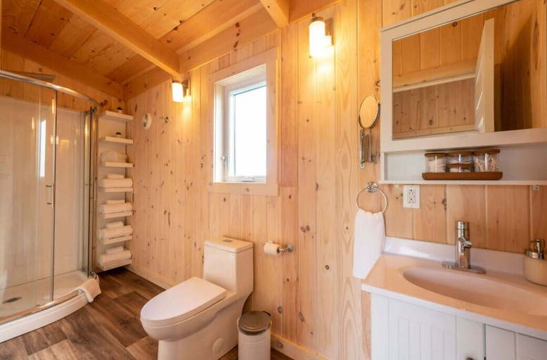 Bathroom 3, Chalets Nautika, La Côte-de-Gaspé