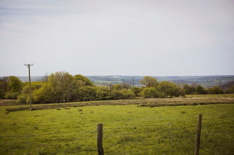 Others 5, Siramik, Carmarthenshire