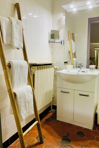 Bathroom 5, Hotel du Roy, Côte-d'Or
