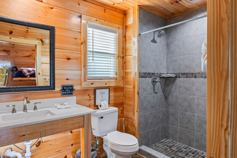 Bathroom 4, Dollywood Delights by Ghosal Luxury Lodging, Sevier