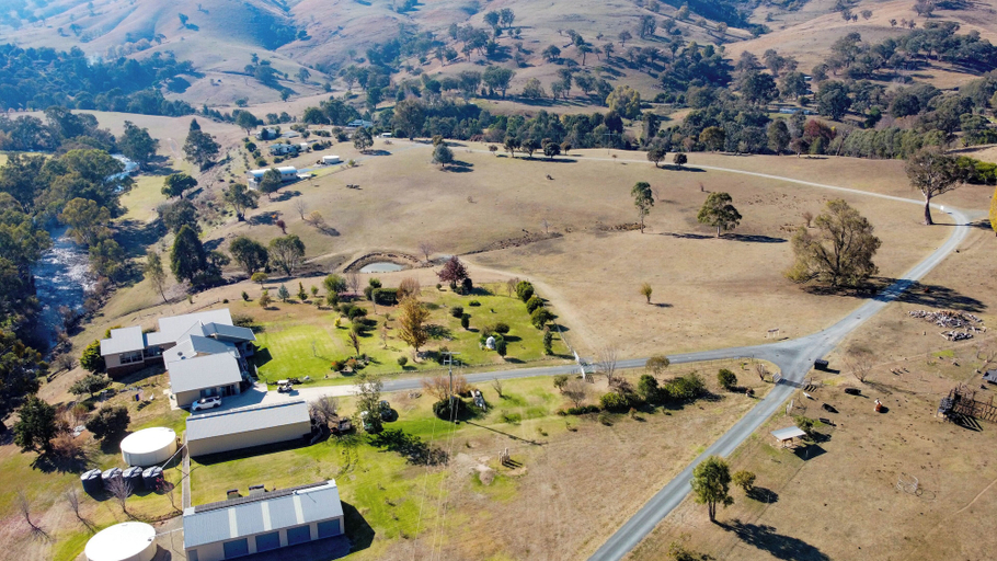 Exterior & Views 1, Elm Cottage, Tumut
