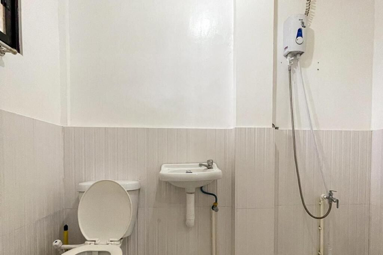 Bathroom 4, Isla Virginia Pantalan, Baler
