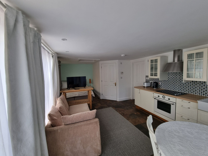 Others 5, Oak Tree Rooms, Hampshire