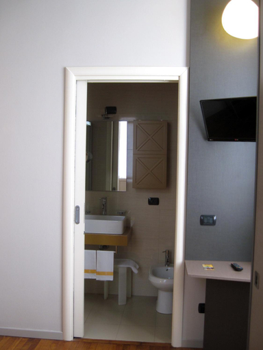 Bathroom 3, Hotel Giglio, Parma