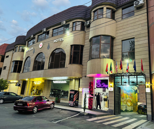 Exterior & Views