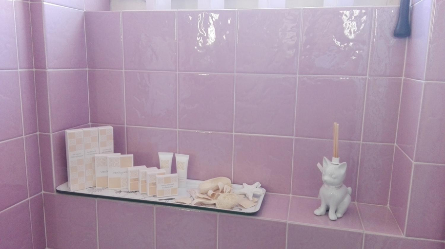 Bathroom 2, A Sorrento B&B, Napoli