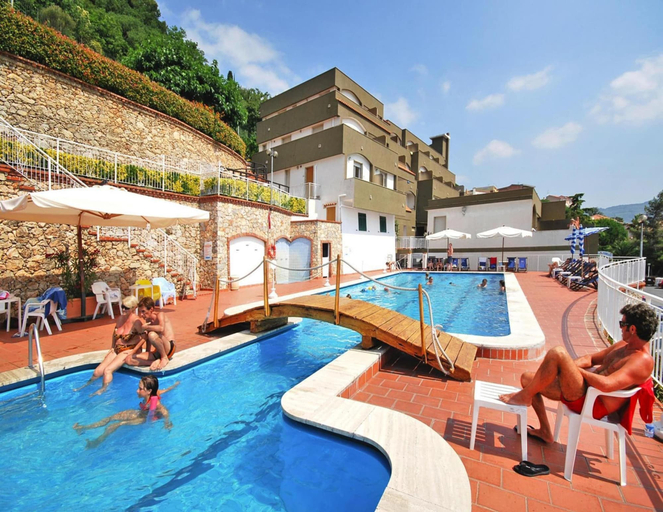 Pool 4, Holiday Flat in Pretty Residence With Communal Pool in Pietra Ligure, Savona