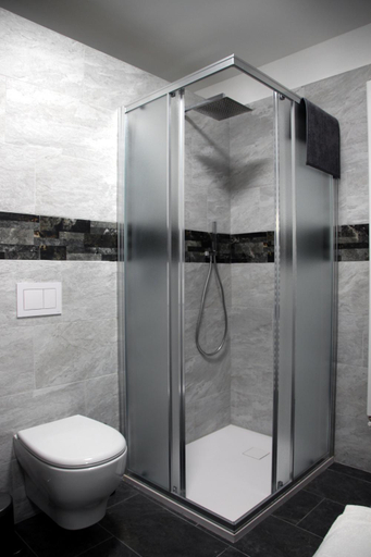 Shower 5, Presanella Mountain Lodge, Brescia