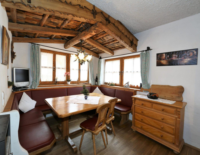 Dining 3, Holiday Home in Grossarl With Mountain Views, Sankt Johann im Pongau