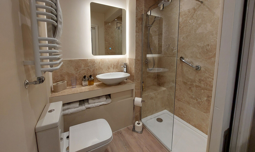 Bathroom 3, Afon Rhaiadr Country House, Gwynedd
