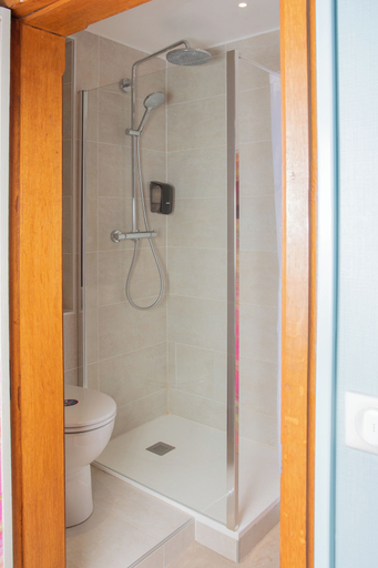Bathroom 5, Domaine St Germer, Oise