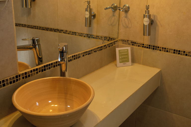 Bathroom 3, Hotel del tren, Capital