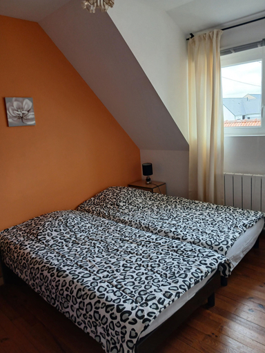 Room 2, Holiday Home in Brehal Near Sandy Beach, Manche