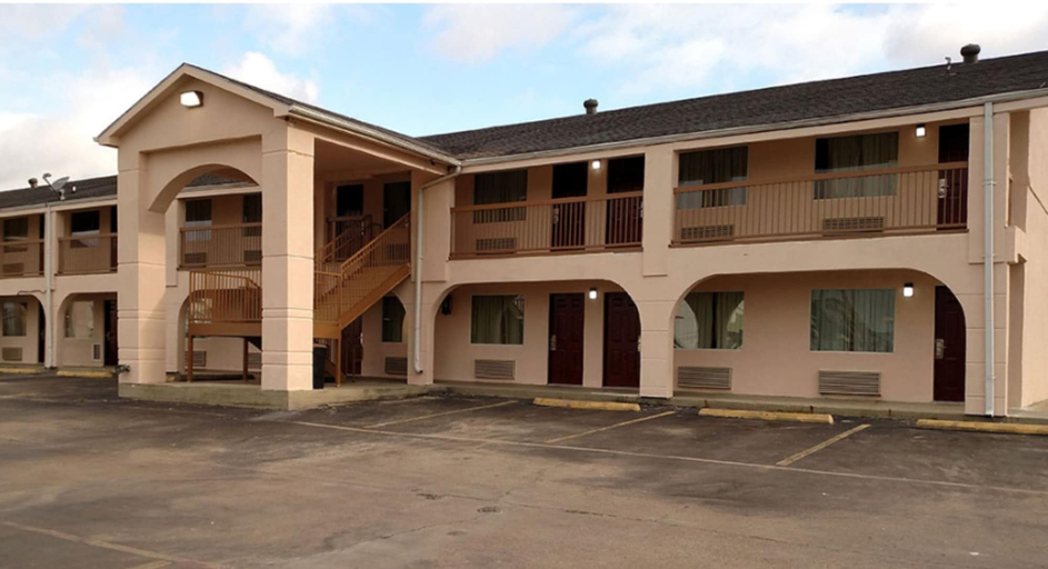 Exterior & Views 2, American Inn, Navarro