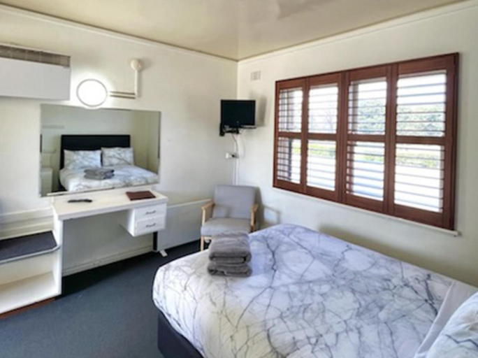 Bedroom, Snow Goose Hotel, Snowy River