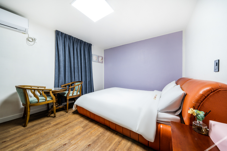 Bedroom 4, Jeju Donghae Hotel, Jeju