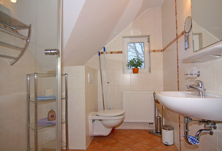Bathroom 2, Appartementhaus Dierhagen, Vorpommern-Rügen