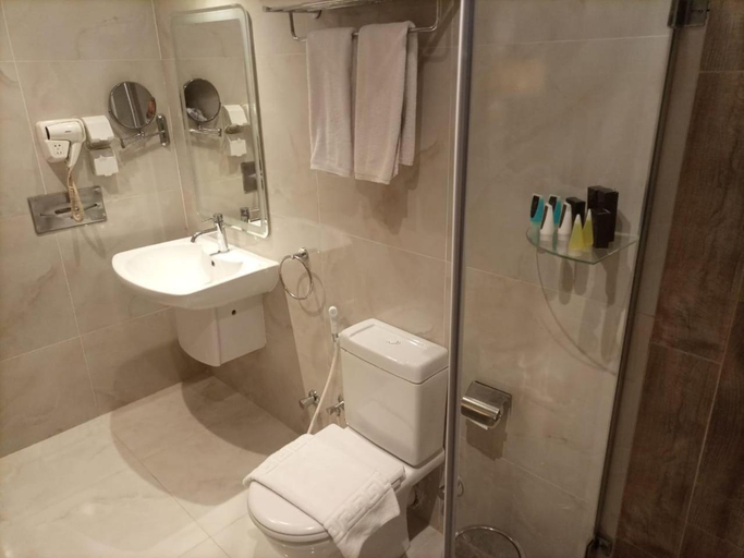 Bathroom 10
