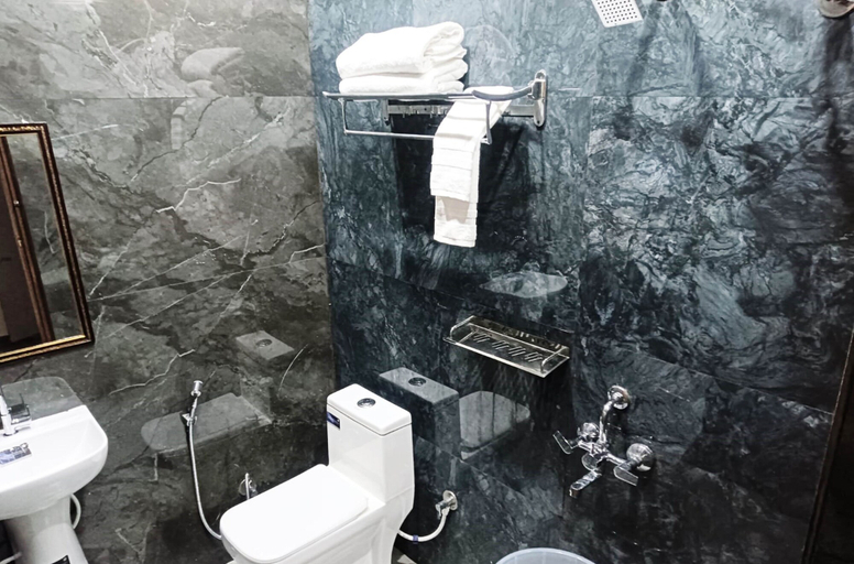 Bathroom 3, ShriGo Hotel Pushpa Residency, Dehradun