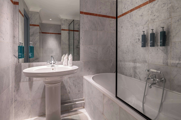 Bathroom 4, DoubleTree by Hilton Paris Bougival, Yvelines