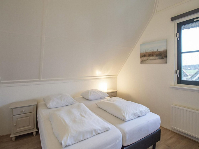 Room 4, Beautifully Situated Luxury Villa on the Water, Zijpe