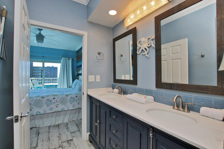 Bathroom, Crystal Tower 601, Baldwin