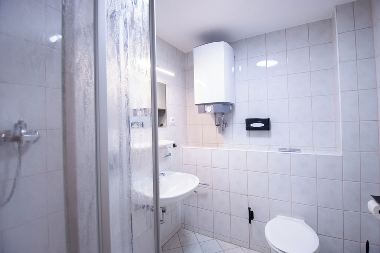 Bathroom 5, Hotel Lengenfelder Hof, Vogtlandkreis