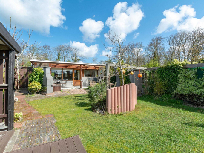 Garden 3, Comfortable Holiday Home in Sint Maartenszee, Zijpe