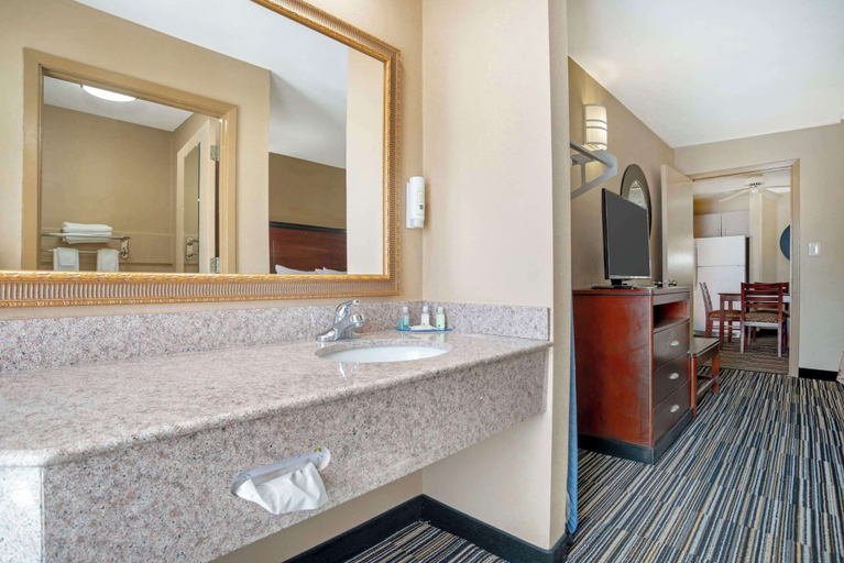 Bathroom 4, Quality Inn Brookhaven, Lincoln