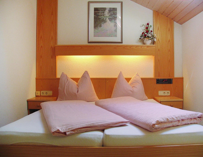 Room 2, Chalet in Dienten by Ski Slopes & Wellness, Zell am See