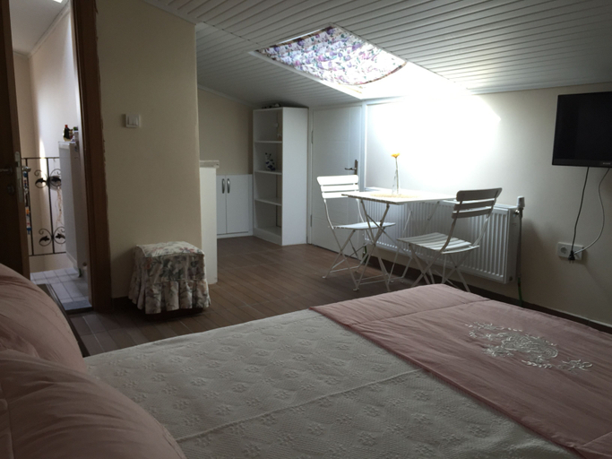 Bedroom 3, Ede Apart Hotel, Ezine