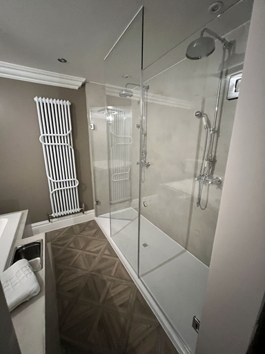 Bathroom 4, The Kings Head, Essex