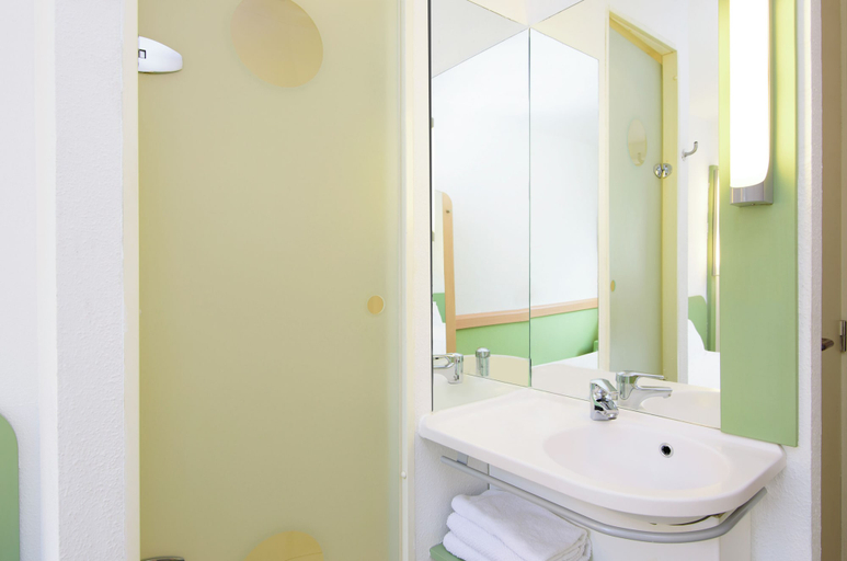 Bathroom 3, ibis budget Bilbao Arrigorriaga, Vizcaya