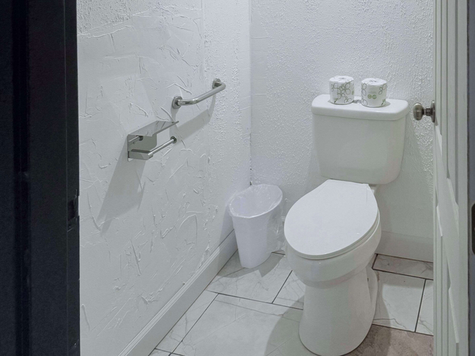 Bathroom 4, Rodeway Inn Enid South, Garfield