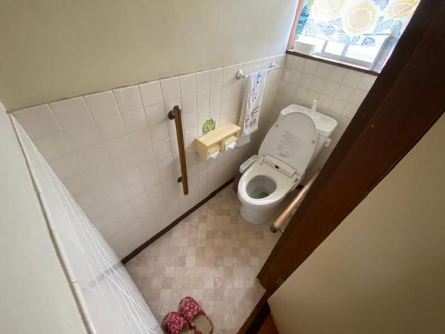 Bathroom 8